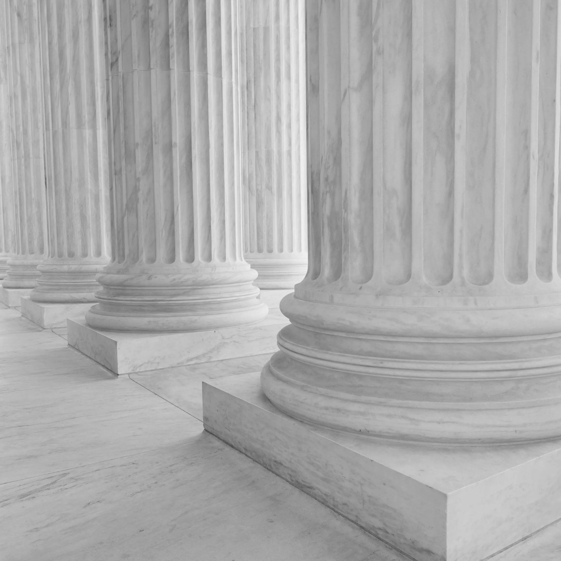 Columnas de mármol de un edificio institucional
