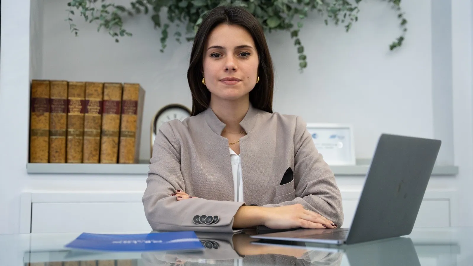 Elena, abogada del despacho