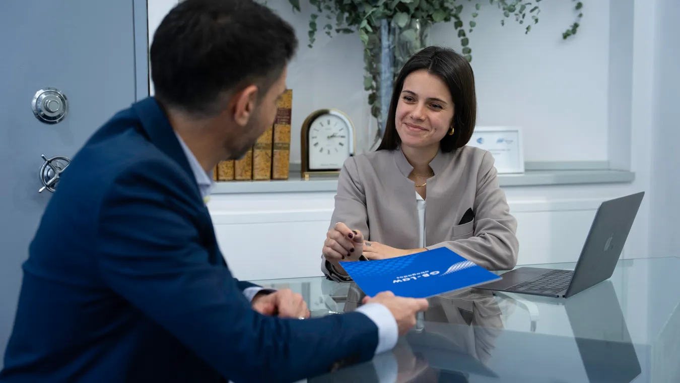 Abogada del despacho reunida con un cliente